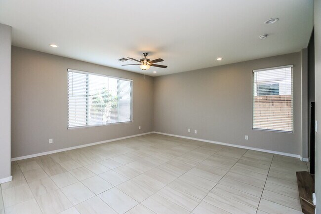 Building Photo - 9546 E Thornbush Ave