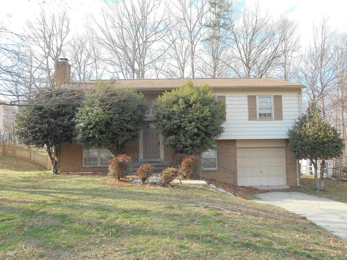 Primary Photo - Lake Ridge Single Family Home