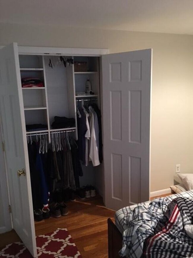 Building Photo - Huge 1 bedroom unit located next to the Gr...