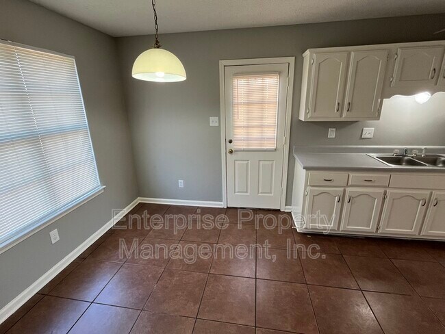 Foto del edificio - 6404 Ragan Farm Dr