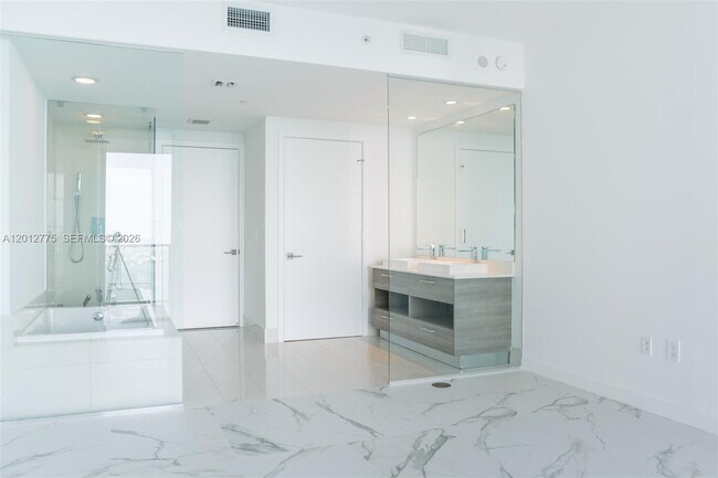 Foto del edificio - 650 NE 32nd St