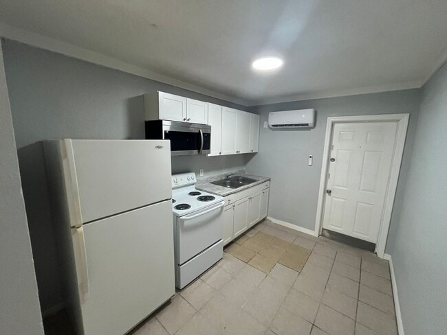 Building Photo - Nice 2BR/1BA Duplex Near Schools in Winter Haven!