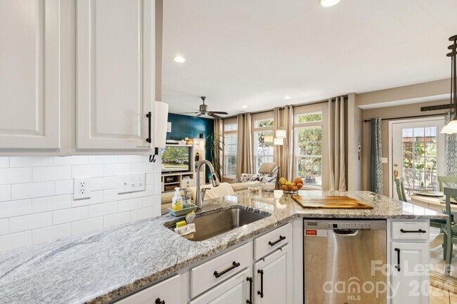 Foto del edificio - 6037 Queens Walk Ct