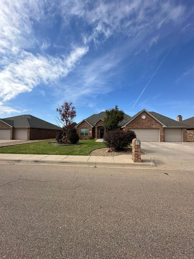 Primary Photo - Stunning 4 Bed Home! 3 Car garage ! Mesa S...