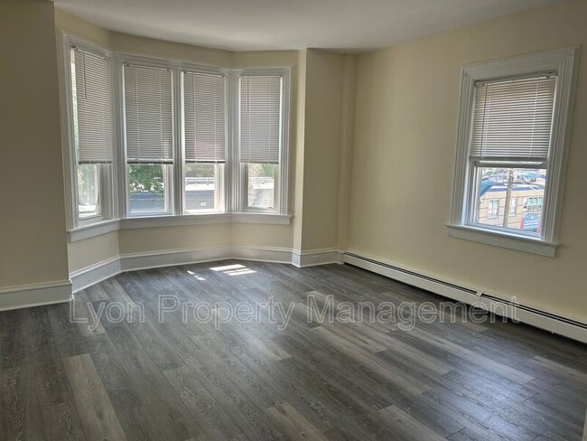 Building Photo - 55 Kossuth St