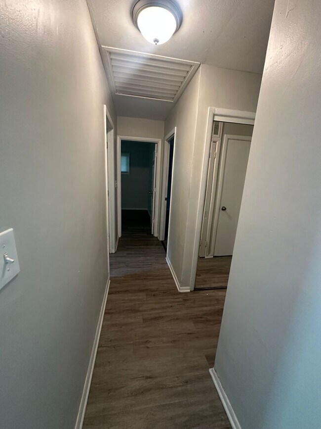 Building Photo - 4 Bed 1 Bath