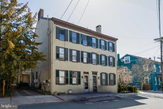 Building Photo - 41 Delevan St
