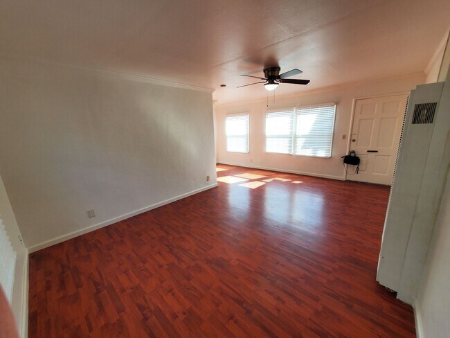 Building Photo - Newly Remodeled 1 Bedroom/1 Bath Near Miss...