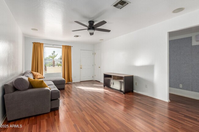 Foto del edificio - 2361 E Riviera Dr