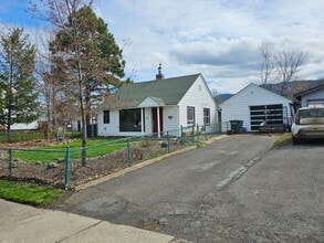 Building Photo - 906 G Ave