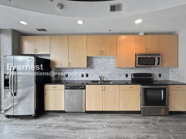 Foto del edificio - 1 Bed/1 Bath Condo with Garage / Pet-Friendly / Available Now!