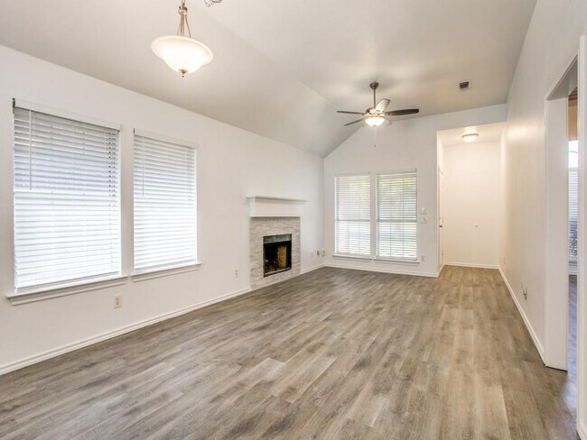 Building Photo - 311 Crowe Dr