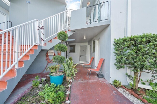 Building Photo - 1651 NE Miami Gardens Dr