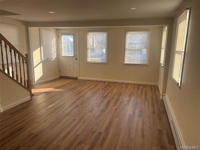 Foto del edificio - 215 E Lakewood St