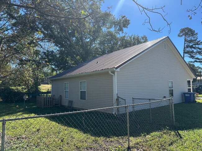 Foto del edificio - 1311 Circle Dr