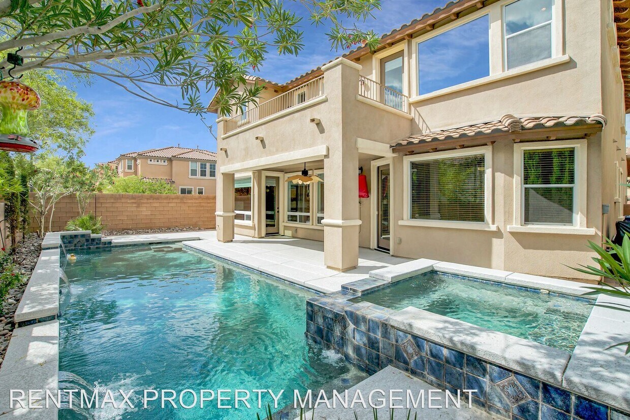 Foto principal - 11661 Bradford Commons Dr