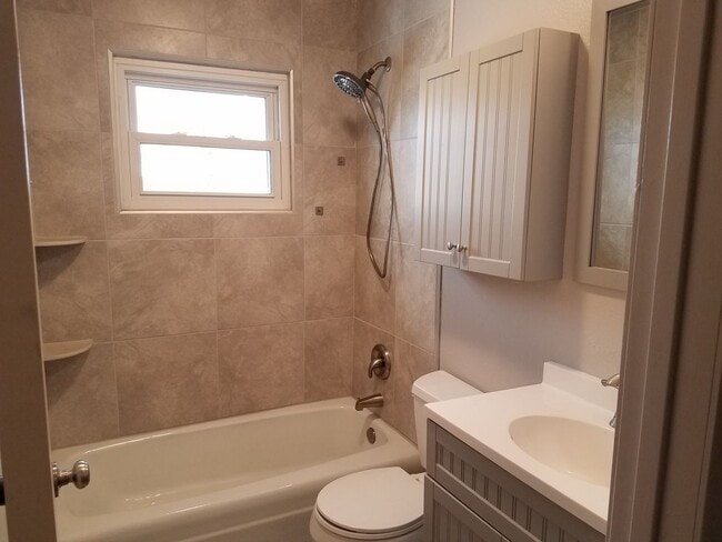 Building Photo - House For Lease