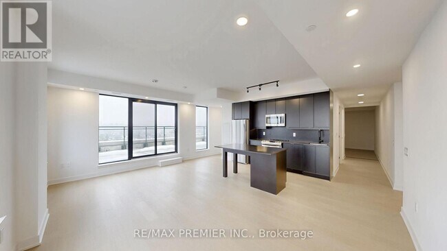 Building Photo - 758 Dovercourt Rd