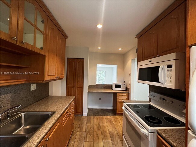 Foto del edificio - 4111 Stirling Rd