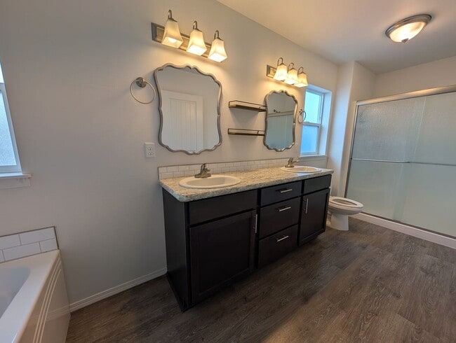 Building Photo - Stunning 3 Bedroom 3 Bath Canyon Crest House