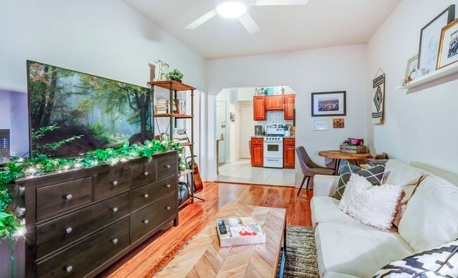 Building Photo - 49 W 68th St