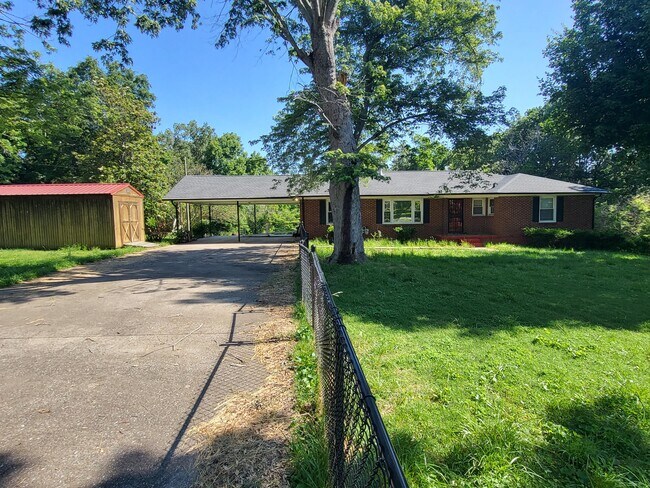 Building Photo - 561 Skyview Cir
