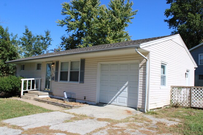 Foto del edificio - Spacious 3 Bedroom and 1 full bath home in...
