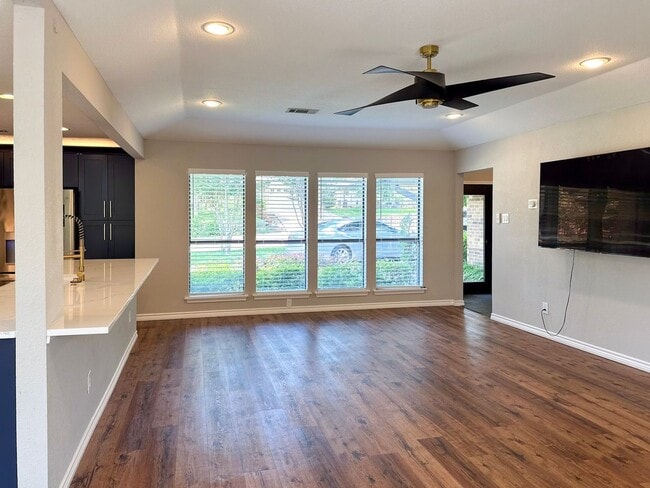 Building Photo - 3 Bed / 2 Bath / 2 Car Gargae / Pool