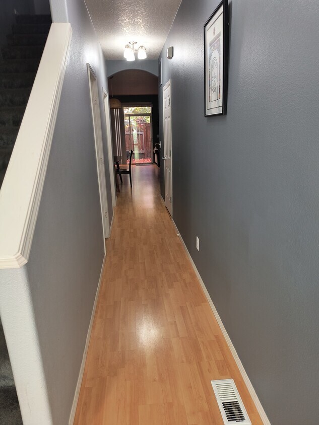 Entrance hall - 6334 SW Vinwood Ter