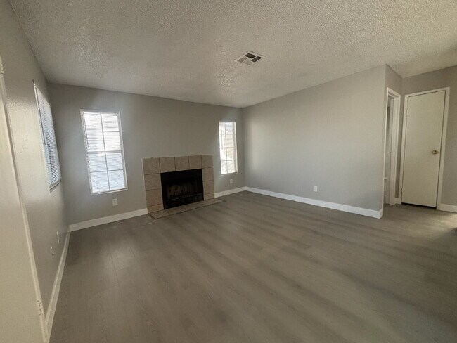 Foto del edificio - ½ OFF First Month's Rent! Updated 2 Bed | 1 Bath Apartment with In-Unit Washer & Dryer