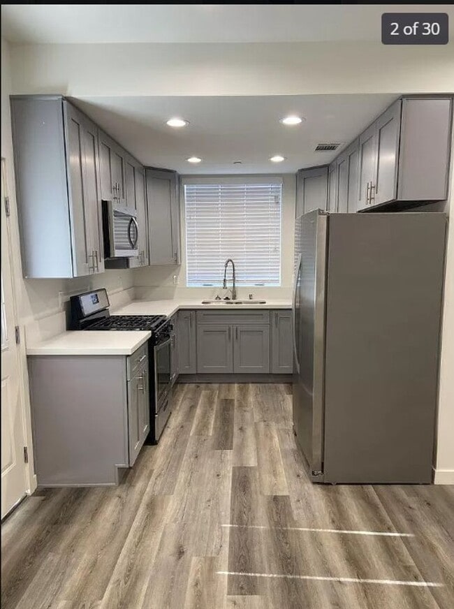 Foto del edificio - 2409 1/2 Ridgeley Dr