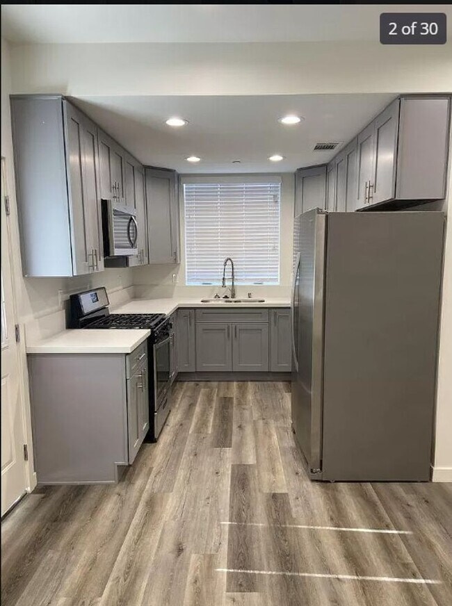 Foto del edificio - 2411 1/2 Ridgeley Dr