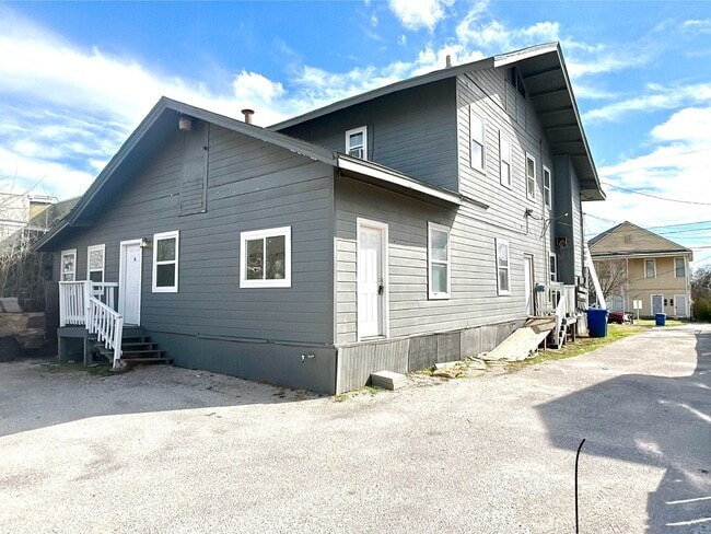 Building Photo - Downstairs 1BD/1BA Near San Antonio College – Easy Access, Central Location!
