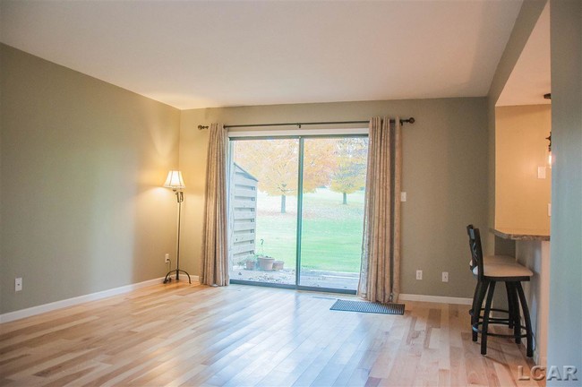 Building Photo - 305 Fairway Cove