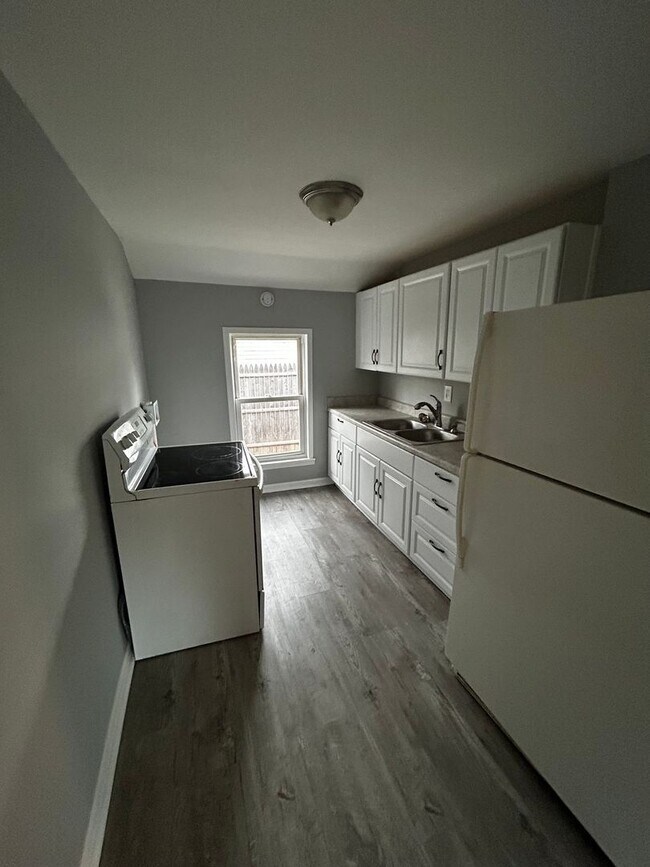 Foto del edificio - CUTE 1 BEDROOM HOUSE WITH PRIVATE FENCED BACKYARD QUIET STREET