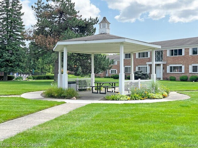 Foto del edificio - 801 W Long Lake Rd