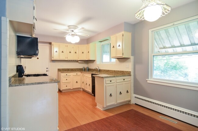 Building Photo - 2943 W Balmoral Ave