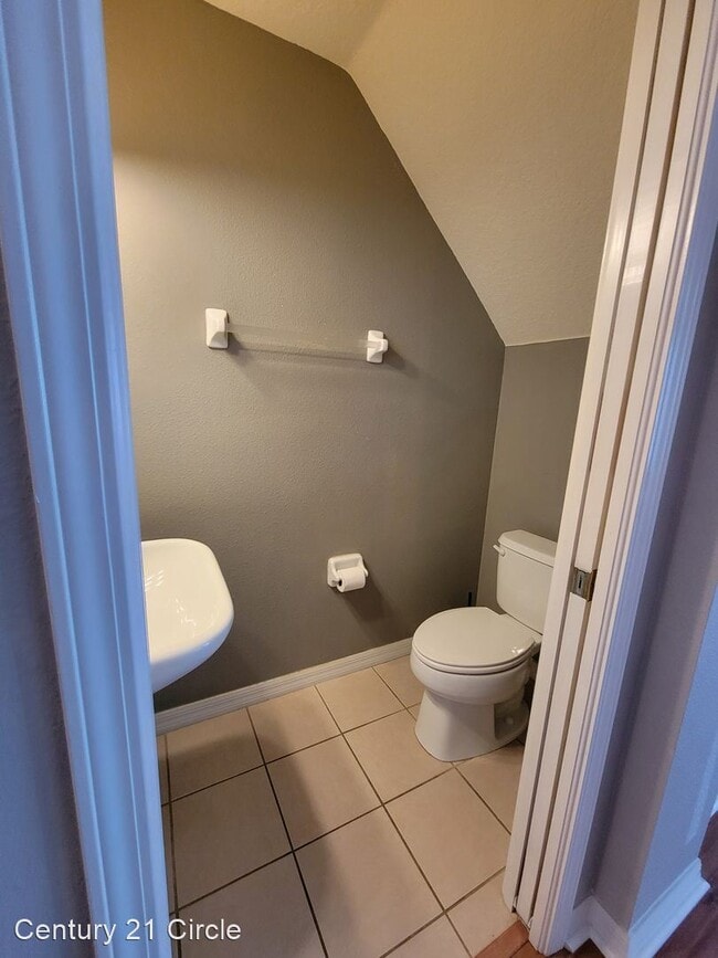 Building Photo - 2 br, 1.5 bath House - 11050 Black Swan Ct.