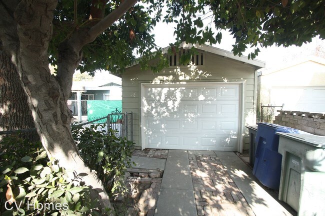 Building Photo - 1605 E Hedges Ave
