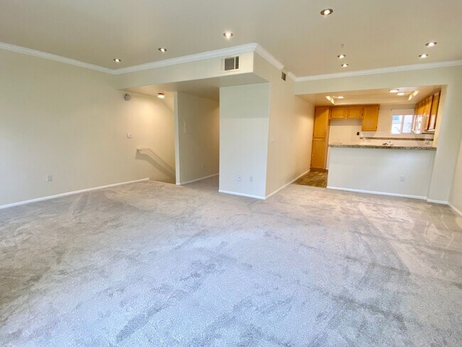 Foto del edificio - 2 bedroom 2.5 bath Woodland Hills Townhome...