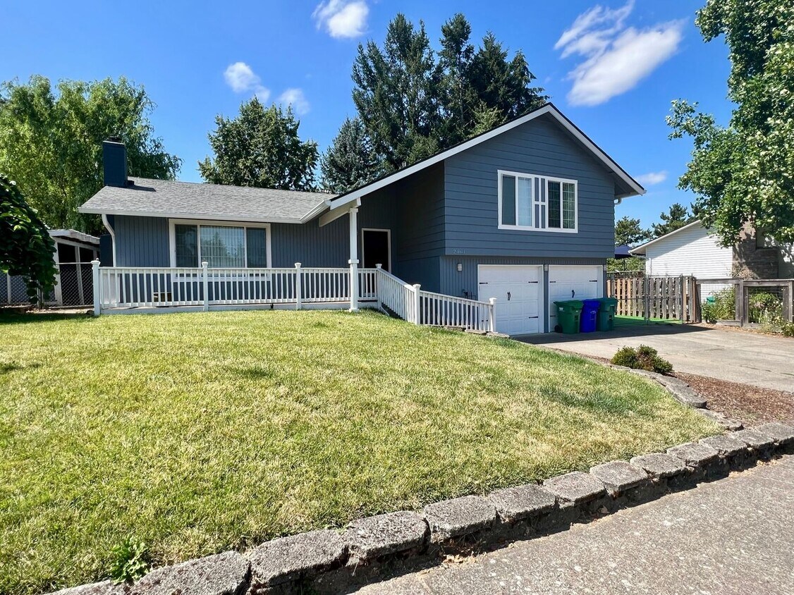 Primary Photo - Gorgeous, Updated 4b/3ba home w/ fully fen...