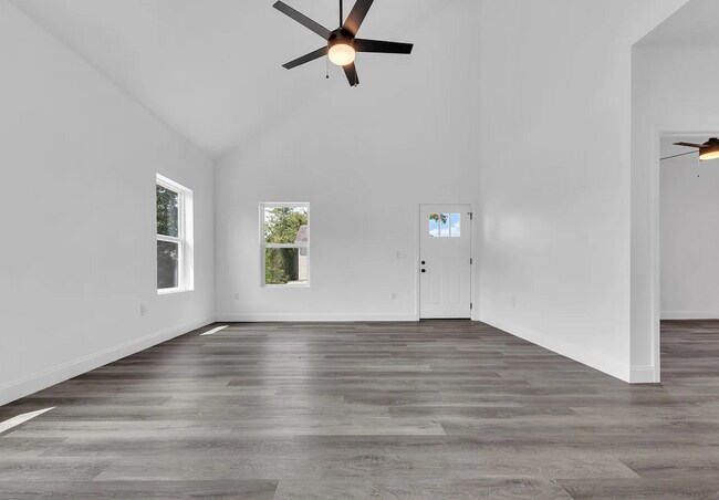 Foto del edificio - OPEN CONCEPT LIVING!!