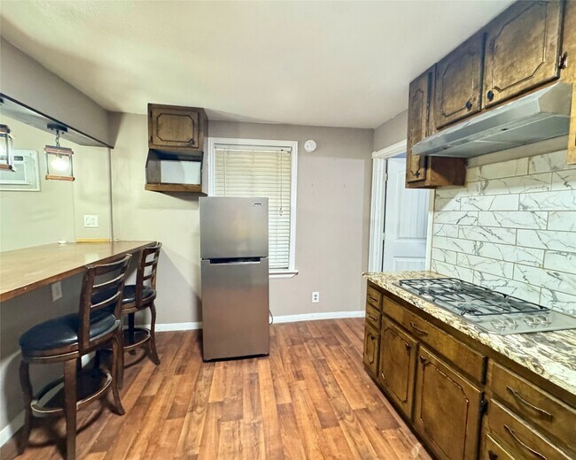 Foto del edificio - 403 Clear Lake Rd
