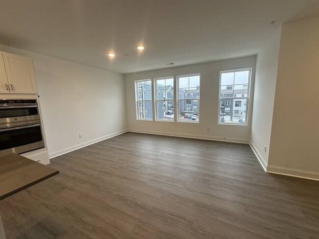 Foto del edificio - Brand New Condo Walking Distance to Wegman...