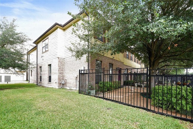 Building Photo - 9134 Lakes at 610 Dr