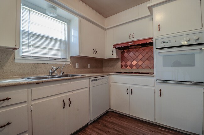 Building Photo - Pre-Leasing  - 3 bed 2 bath