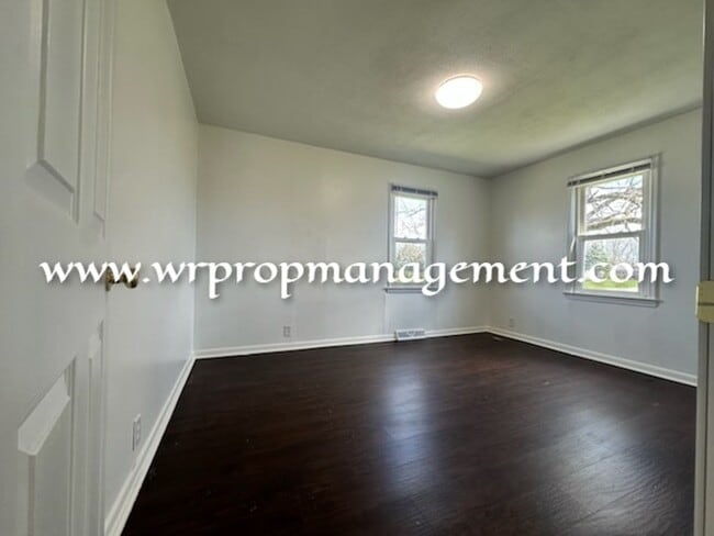 Building Photo - 2 Bed 1 Bath Lasalle Home!