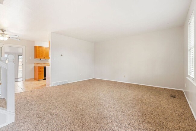 Foto del edificio - 4-Bedroom Home with RV & Trailer Parking