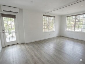 Building Photo - 932 7th St
