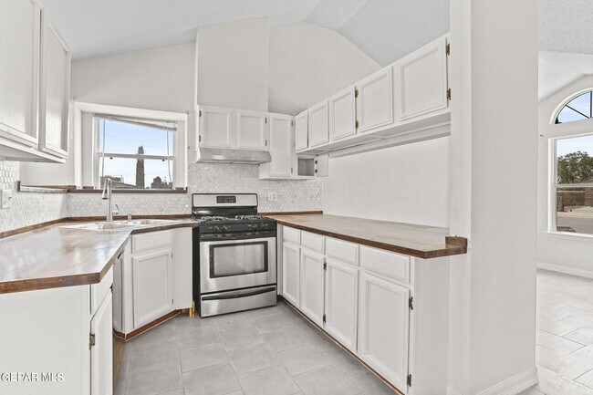 Building Photo - 14513 Encantado Dr